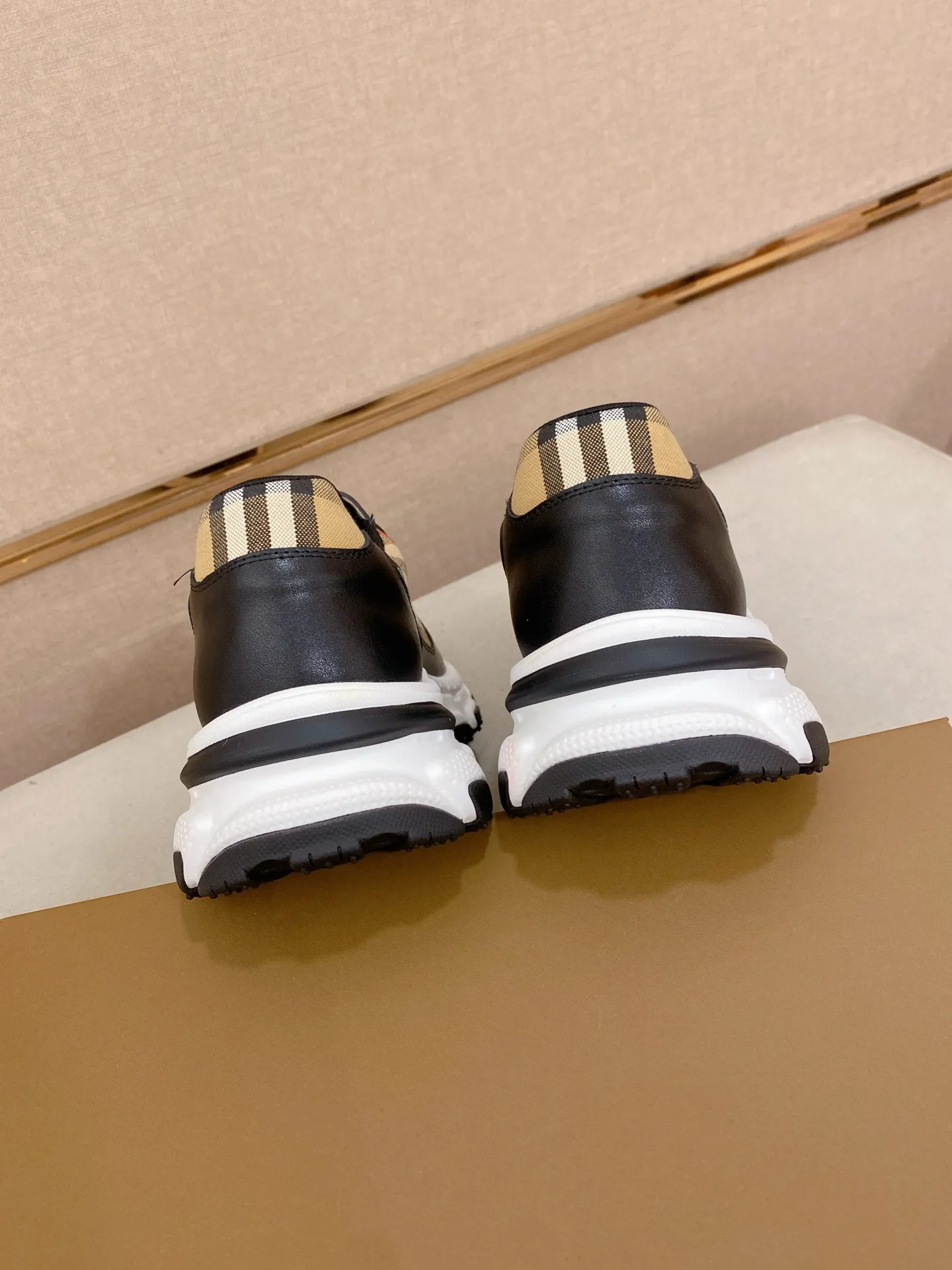 Men's shoes: 442💰🇮🇹🇮🇹The counters are synchronized with BURBERRY's top purchasing agents🔍🔍Synchronized sales. Positive code number: 38-44 Italian imported first-layer cowhide leather with fabric. Fully imported sheepskin lining, sole: the original sole is specially provided by the original factory, the exclusive movable molded sole is super comfortable, the original factory follows the order, 🔍🔍high quality, you can go in and out of the counter at will, welcome to compare. Can be customized. 45 non-refundable